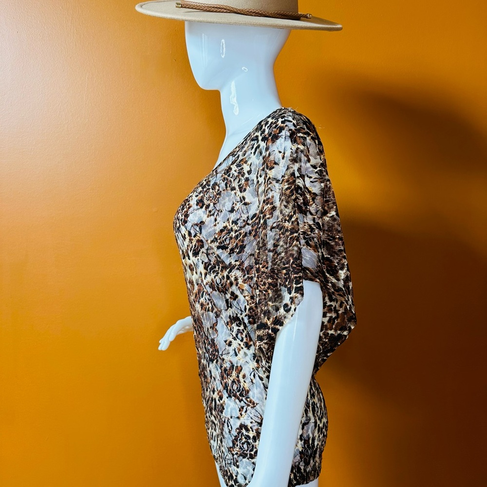 🎀 DEB LARGE ANIMAL PRINT TOP❣️MESH MATERIAL 💛 - Picture 2 of 5